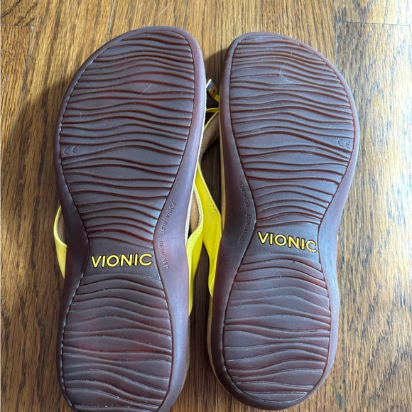 Like new Vionic Bella II yellow sandal flip flop size 7 - Picture 4 of 6
